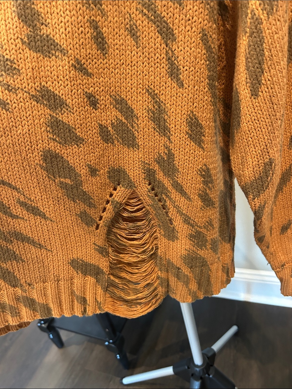 Umgee Woman’s Distressed Animal Print Sweater/ Size Medium / - Picture 4 of 8